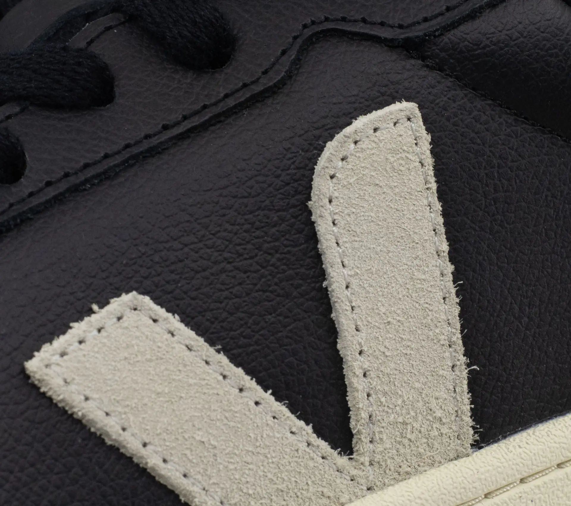 Image #5 of V-82 II Grained Leather Black Pierre Aqua