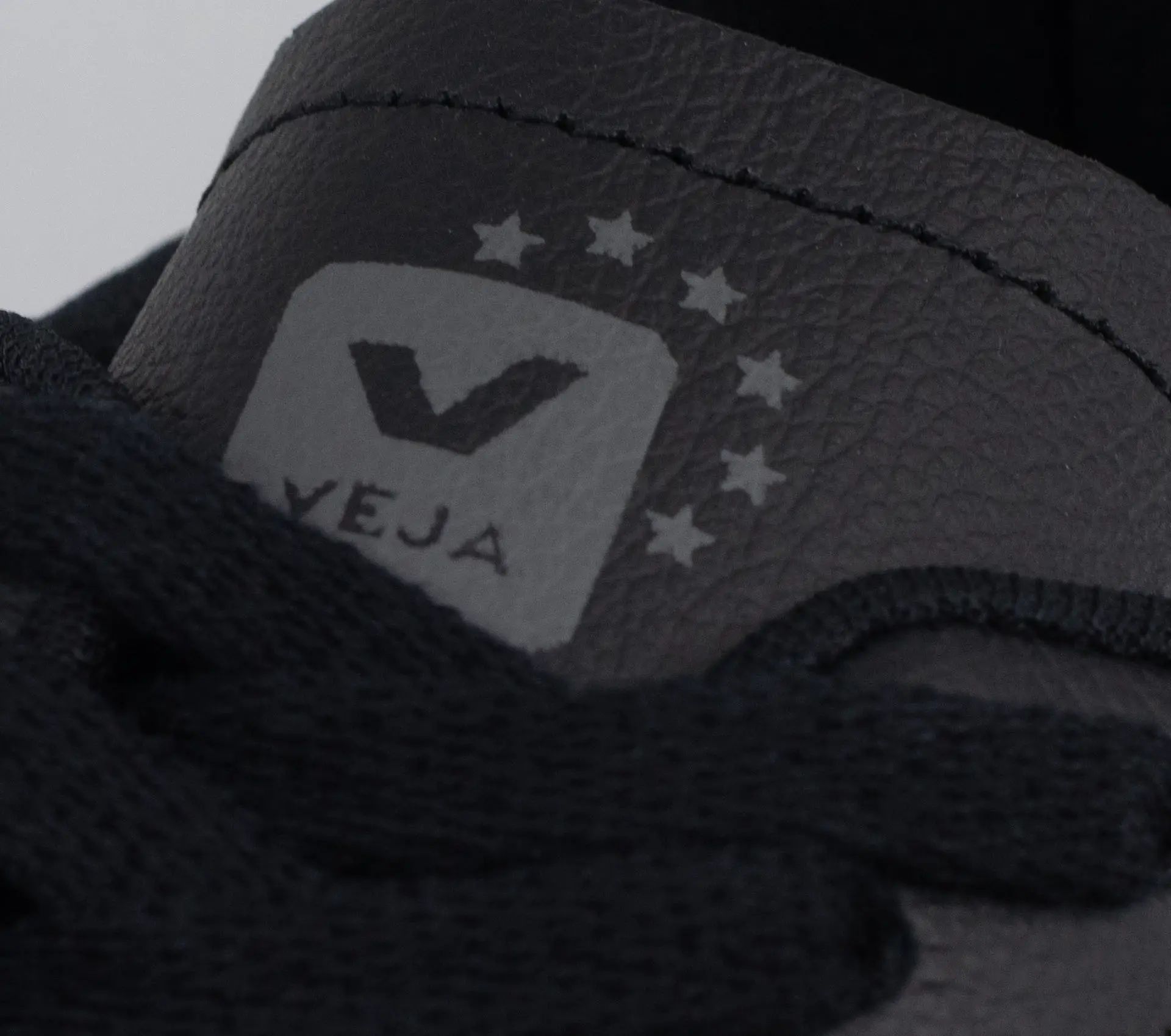 Image #6 of V-82 II Grained Leather Black Pierre Aqua
