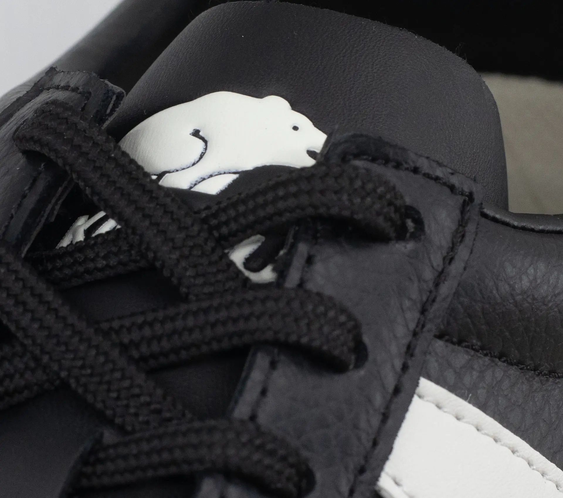Mestari 76 Jet Black / Blanc De Blanc