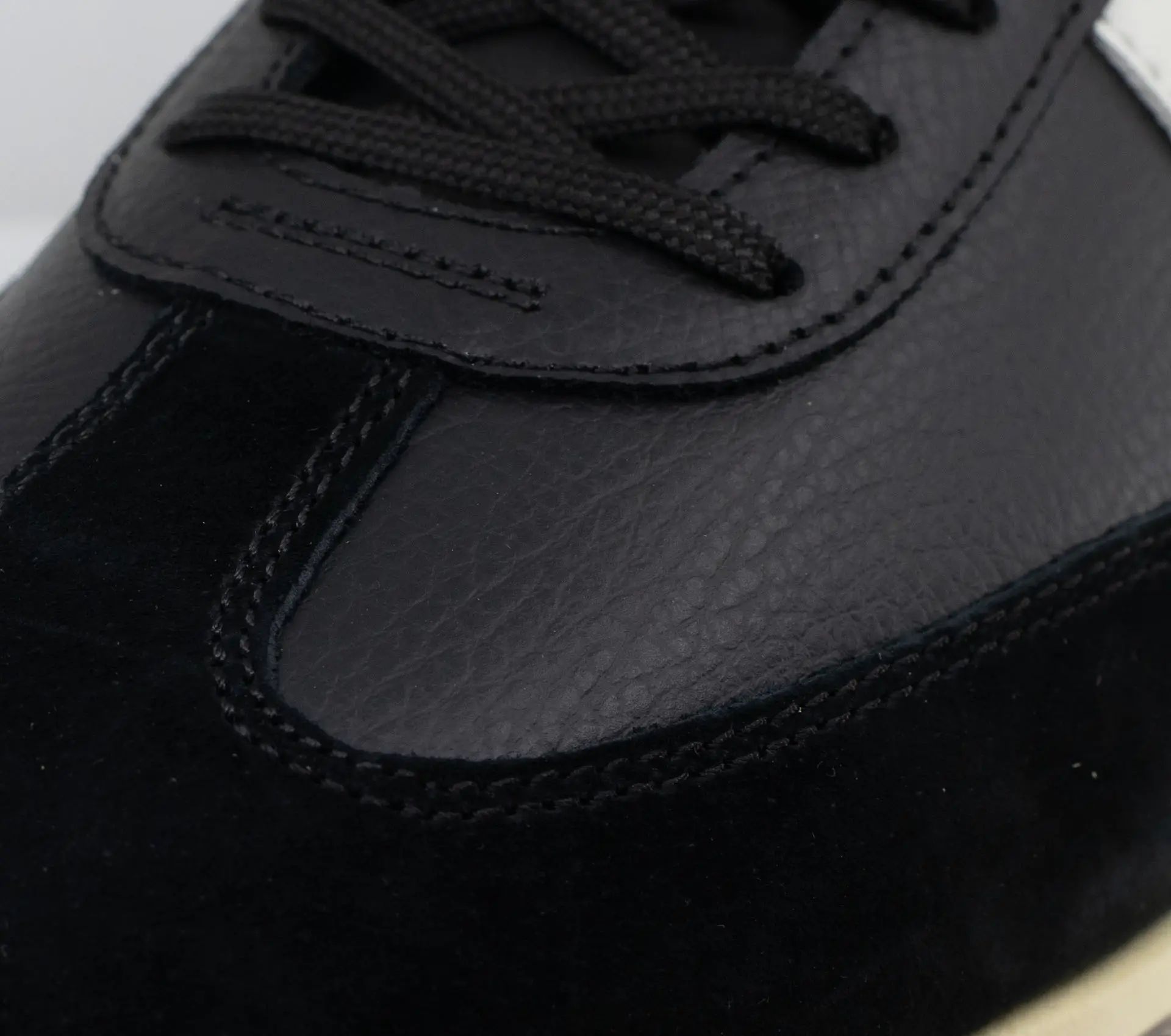 Mestari 76 Jet Black / Blanc De Blanc